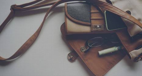 ¿Es posible personalizar una parrilla de pedestal con accesorios adicionales?