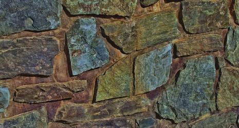 ¿Cuál es el proceso para fijar una piedra a su base?
