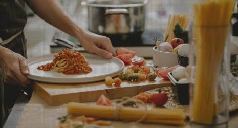 ¿Qué hacer si la comida se quema al cocinarse en una parrilla de pedestal?