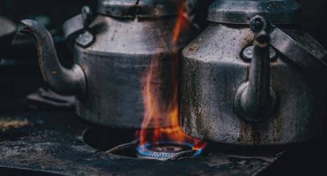¿Cómo prevenir la acumulación de residuos en los quemadores de una parrilla de gas?