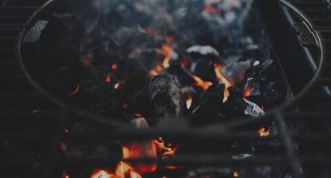 ¿Cuánto pesa una parrilla de mesa estándar?