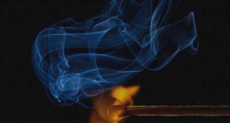 100. ¿Puedo cocinar alimentos a la parrilla sin humo en una parrilla eléctrica?