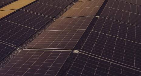 ¿Existen parrillas portátiles que funcionen con energía solar?