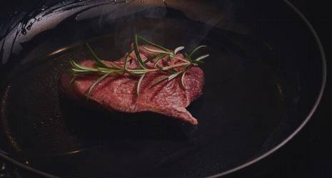 ¿Se pueden cocinar preparaciones con mucho líquido en una plancha de hierro fundido?